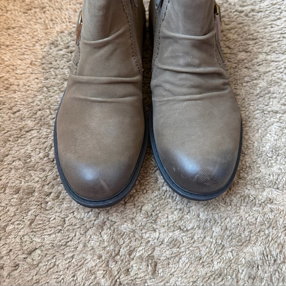 Clarks Men's Chukka Boots in Taupe